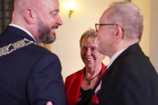 Uroczystość w Starym Ratuszu. Pary z wieloletnim stażem małżeńskim przyjmują gratulacje i odznaczane są medalami