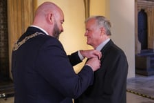 Uroczystość w Starym Ratuszu. Pary z wieloletnim stażem małżeńskim przyjmują gratulacje i odznaczane są medalami
