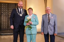 Uroczystość w Starym Ratuszu. Pary z wieloletnim stażem małżeńskim przyjmują gratulacje i odznaczane są medalami