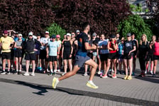 Uczestnicy finałowego treningu przed 12. Tarczyński Nocnym Wrocław Półmaratonem, 27 maja 2026 r.