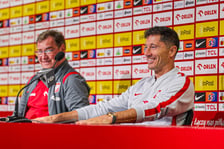 <p>Jan Urban i Robert Lewandowski podczas konferencji prasowej na Tarczyński Arenie, 28.05.2026</p>