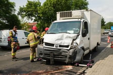 Zderzenie autobusu miejskiego z samochodem dostawczym na ul. Żernickiej, 1 czerwca 2026 r.