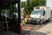 Zderzenie autobusu miejskiego z samochodem dostawczym na ul. Żernickiej, 1 czerwca 2026 r.