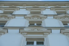 <p>Ornamenty nad oknami kamienicy przy ul. Prusa 49</p>