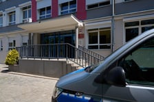 <p>Policyjny radiow&oacute;z przed budynkiem III LO.</p>