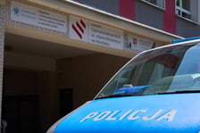 <p>Policyjny radiow&oacute;z przed budynkiem III LO.</p>