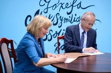 Podpisanie umowy między Zakładem Narodowym im. Ossolińskich i Miejską Biblioteką Publiczną we Wrocławiu