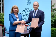 Podpisanie umowy między Zakładem Narodowym im. Ossolińskich i Miejską Biblioteką Publiczną we Wrocławiu