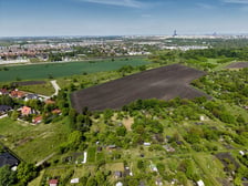 <p>Teren rolny przy ulicy Polnej na Brochowie, o kt&oacute;ry powiększony ma zostać Park Brochowski, widok z drona.&nbsp;</p>