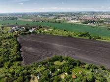 <p>Teren rolny przy ulicy Polnej na Brochowie, o kt&oacute;ry powiększony ma zostać Park Brochowski, widok z drona.&nbsp;</p>