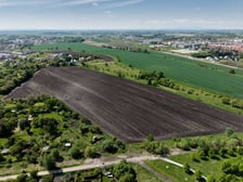 <p>Teren rolny przy ulicy Polnej na Brochowie, o kt&oacute;ry powiększony ma zostać Park Brochowski, widok z drona.&nbsp;</p>