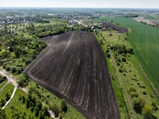 <p>Teren rolny przy ulicy Polnej na Brochowie, o kt&oacute;ry powiększony ma zostać Park Brochowski, widok z drona.&nbsp;</p>