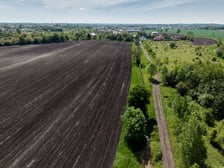 <p>Teren rolny przy ulicy Polnej na Brochowie, o kt&oacute;ry powiększony ma zostać Park Brochowski, widok z drona.&nbsp;</p>