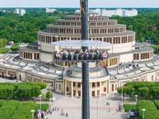 <p>St&oacute;ł zawieszony na dźwigu w sąsiedztwie Hali Stulecia. Widok z drona. Wrocław, 04.06.2026</p>