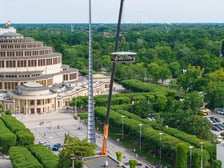 <p>St&oacute;ł zawieszony na dźwigu w sąsiedztwie Hali Stulecia. Widok z drona. Wrocław, 04.06.2026</p>