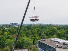 <p>St&oacute;ł zawieszony na dźwigu w sąsiedztwie Hali Stulecia. Widok z drona. Wrocław, 04.06.2026</p>
