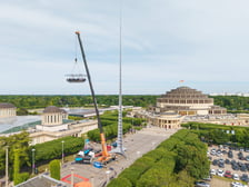 <p>St&oacute;ł zawieszony na dźwigu w sąsiedztwie Hali Stulecia. Widok z drona. Wrocław, 04.06.2026</p>