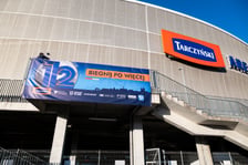 Miasteczko 12. Tarczyński Nocny Wrocław Półmaratonu na stadionie Tarczyński Arena.