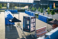 Miasteczko 12. Tarczyński Nocny Wrocław Półmaratonu na stadionie Tarczyński Arena.