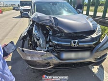 Uszkodzone samochody po kolizji stoją na jezdni autostrady A4, 7 czerwca 2026 r.