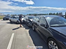 Uszkodzone samochody po kolizji stoją na jezdni autostrady A4, 7 czerwca 2026 r.