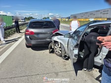 Uszkodzone samochody po kolizji stoją na jezdni autostrady A4, 7 czerwca 2026 r.