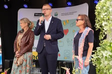 Joanna Nyczak, dyrektorka Wydziału Zdrowia i spraw Społeczych Urzędu Miejskiego we Wrocławiu, Mateusz Żak, wiceprezydent Wrocławia i Dorota Feliks, dyrektor WCRS. Dni Promocji Zdrowia na Placu Gołębim w Rynku, 13 czerwca 2026