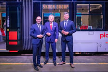Prezes MPK Witold Woźny, wiceprezes Skoda Transportation Tomáš Ignačák i wiceprezes MPK Wrocław Przemysław Nowicki
