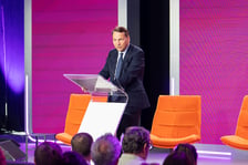 Uczestnicy debaty "Wojna i pokój" rozpoczynającej Kongres i Festiwal Psychologiczny Re_Mind.