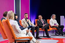 Uczestnicy debaty "Wojna i pokój" rozpoczynającej Kongres i Festiwal Psychologiczny Re_Mind.