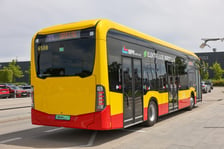 Pierwszy z 21 zamówionych Mercedesów eCitaro już jest we Wrocławiu. Będzie kursował na lotnisko
