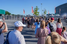 Fani zmierzają na koncert Sanah na Tarczyński Arenie we Wrocławiu, 26 czerwca 2026 r.