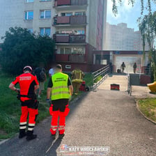 Akcja służb ratunkowych podczas pożaru w bloku na ul. Dokerskiej na Kozanowie, 27.06.2026 r.
