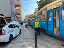 Uszkodzona taksówka i tramwaj na ul. Szewskiej. Z powodu wypadku zmieniono trasy tramwajów, 29.06.2026 r.