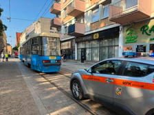 Uszkodzona taksówka i tramwaj na ul. Szewskiej. Z powodu wypadku zmieniono trasy tramwajów, 29.06.2026 r.