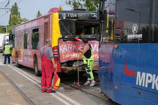 Zderzenie tramwaju z autobusem na TAT na ul. Strzegomskiej.