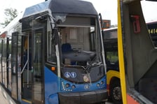 Zderzenie tramwaju z autobusem na TAT na ul. Strzegomskiej.