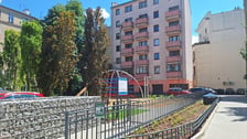 Podwórko między budynkami przy ulicach Nowej i Skargi po renowacji.