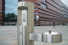 Zdrój z bezpłatną wodą na Placu Wolności we Wrocławiu