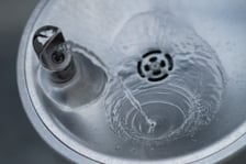 Zdrój z bezpłatną wodą na Placu Wolności we Wrocławiu