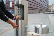 Zdrój z bezpłatną wodą na Placu Wolności we Wrocławiu