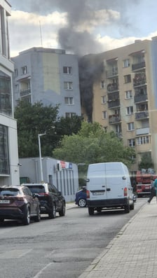 Pożar mieszkania na Nowym Dworze. Trwa akcja służb