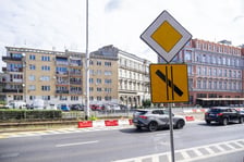 Ulica Kazimierza Wielkiego. Przygotowania oznaczeń związanych z nową, tymczasową organizacją ruchu.