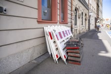 Ulica Kazimierza Wielkiego. Przygotowania oznaczeń związanych z nową, tymczasową organizacją ruchu.