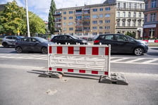 Ulica Kazimierza Wielkiego. Przygotowania oznaczeń związanych z nową, tymczasową organizacją ruchu.