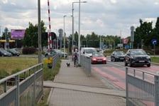 Tory kolejowe krzyżujące się z ulicą Strzegomską w pobliżu Ronda Rotmistrza Pileckiego