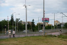 Tory kolejowe krzyżujące się z ulicą Strzegomską w pobliżu Ronda Rotmistrza Pileckiego
