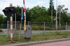 Tory kolejowe krzyżujące się z ulicą Strzegomską w pobliżu Ronda Rotmistrza Pileckiego