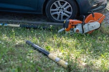 <p>Z uwagi na brak dojazdu, strażacy tracili czas na szukanie alternetywnej drogi i usuwanie słupk&oacute;w</p>