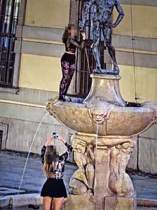 Zdjęcia z monitoringu dokumentujące kradzież szpady i późniejszą akcję służb